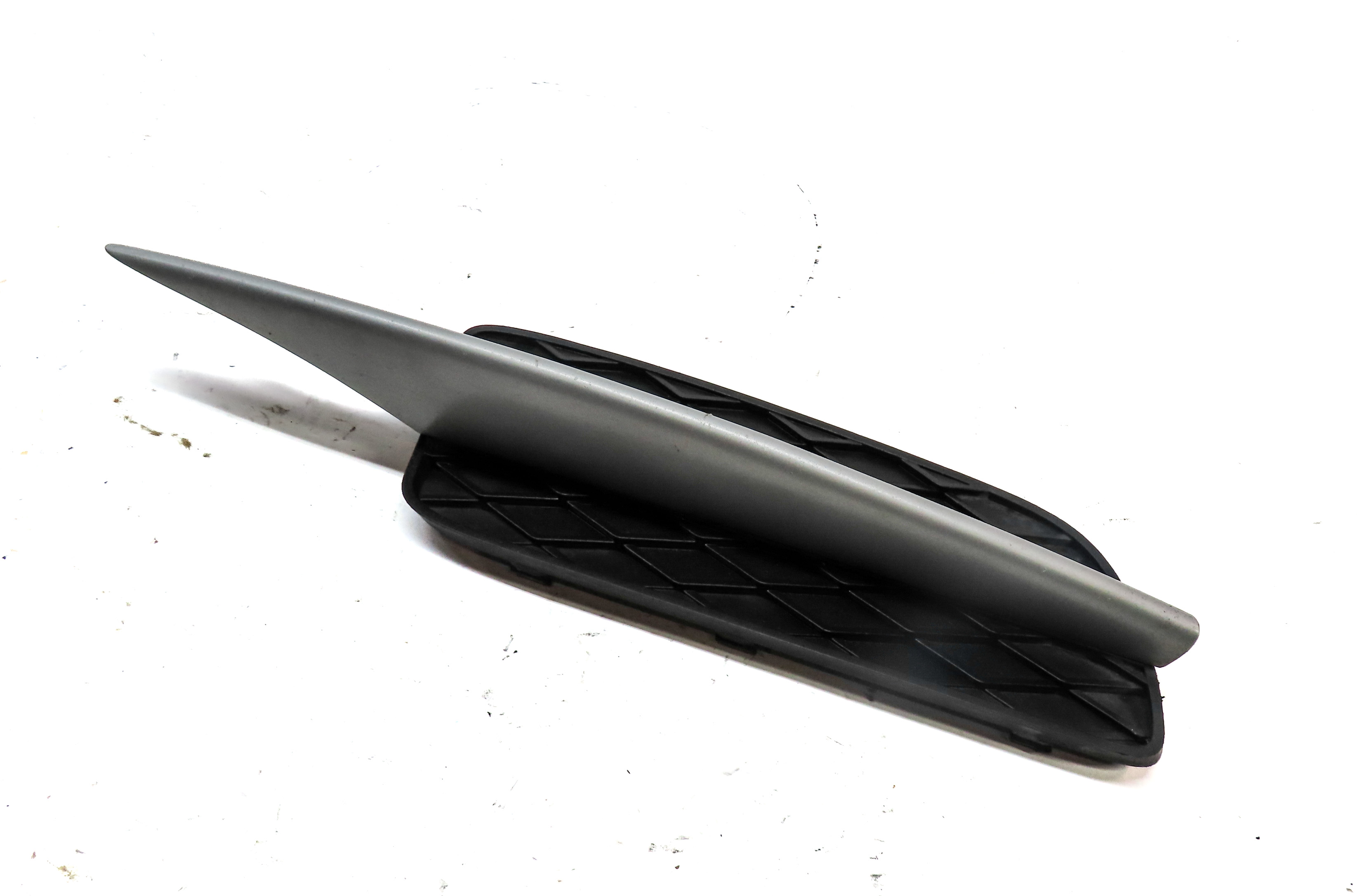 2007-2010 BMW X5 (E70) RIGHT FRONT PASSENGER LOWER BUMPER VENT TRIM GRILLE END — exact item pictured